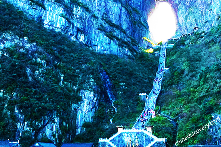 Thrilling Glass Skywalk on Tianmen Mountain Zhangjiajie National Forest Park