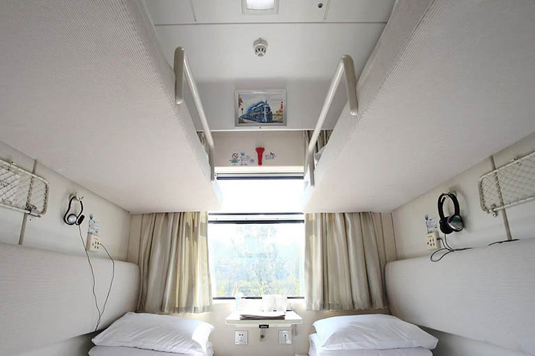 Soft Sleeper Class Carriage China Train Baggage Allowance and Space